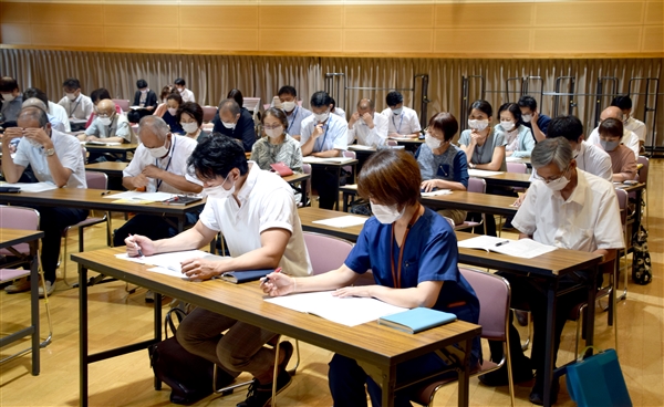 職員の状況報告に聞き入る出席者 ./img/news/20200828041535_1.jpg3794