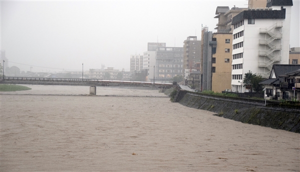 9日からの雨で増水した球磨川 ./img/news/20210710040331_1.jpg4682