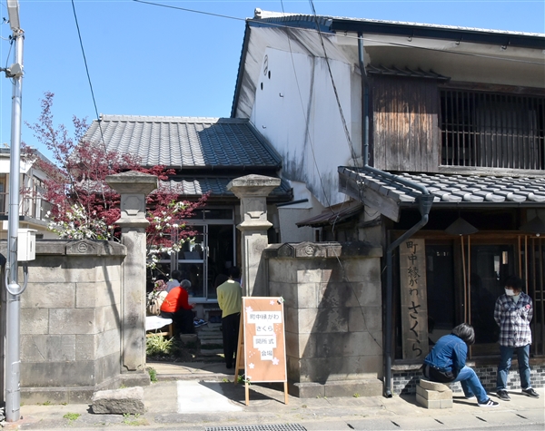 町家保存し居場所作り 「町中縁がわ さくら」開所