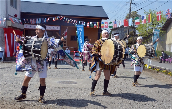 ２年越し公民館落成式 祝いの太鼓踊り披露