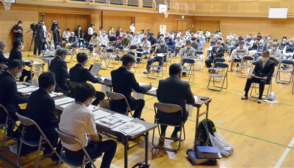 五木東小体育館で開かれた振興計画に関する説明会 ./img/news/20220606041134_1.jpg5421