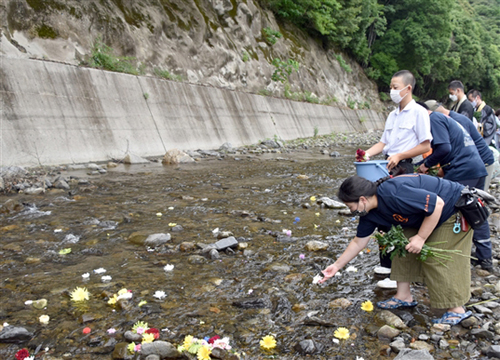 鎮魂の花 流し追悼 住民集い三回忌法要