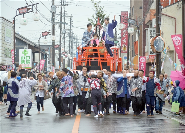 雨に負けず威勢よく ゑびす祭り「町内パレード」