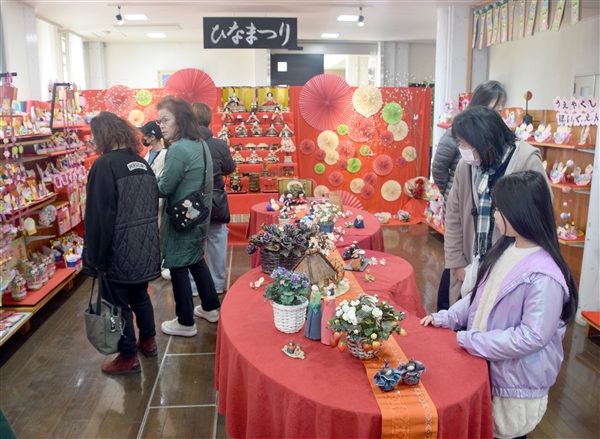 舞踊やダンス 華やかに開幕 あさぎり町のひなまつり