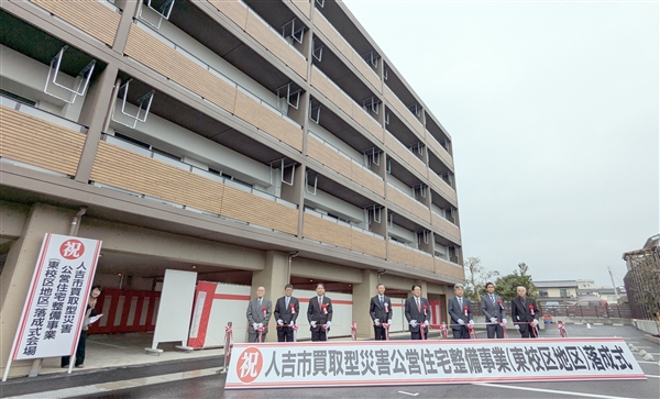 テープカットで完成を祝う関係者たち ./img/news/20250228041456_1.jpg7483
