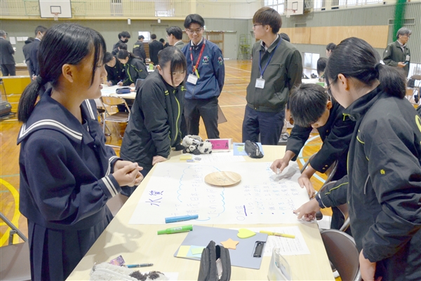 川辺川の調査内容をまとめる生徒 ./img/news/20250315035019_1.jpg7521