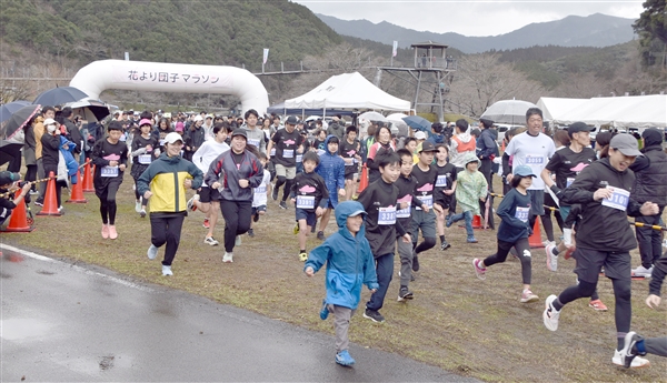 笑顔で一斉にスタートする参加者たち ./img/news/20250317040818_1.jpg7524