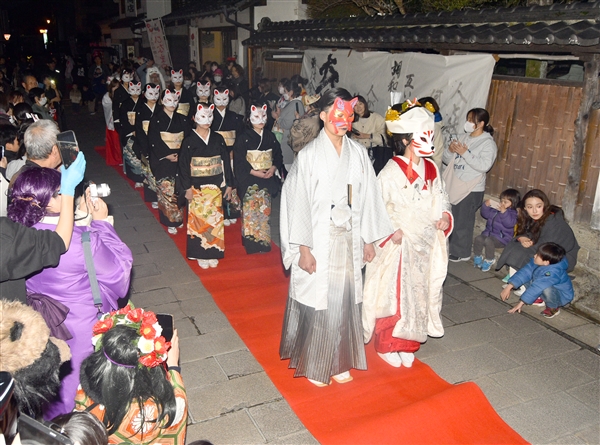 狐の嫁入り行列”に盆踊り 鍛冶屋町で「妖怪祭り」