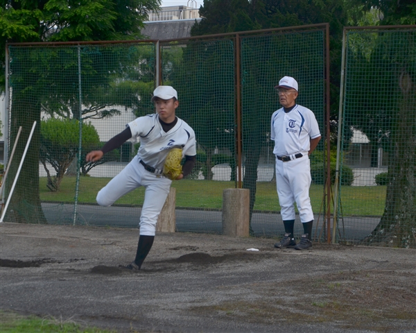 投球練習をする古堀投手と齋藤監督 417