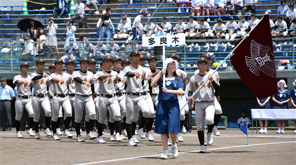 今大会が最後の入場行進となる多良木の選手 422