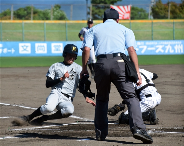 本塁に生還し10点目を挙げる人吉の古谷 428