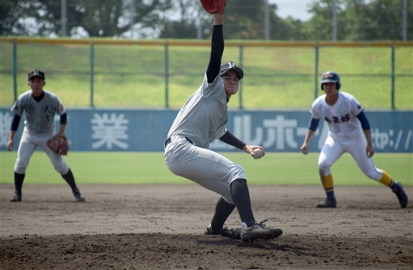 秀岳館相手に粘投する人吉の桑原投手 435