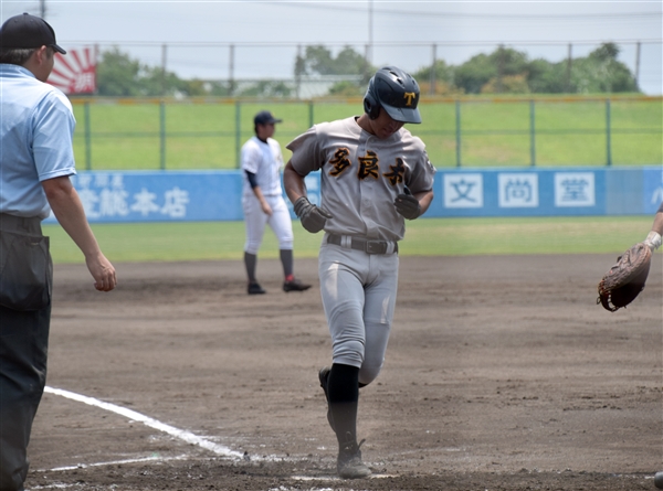 右前適時打で先制のホームを踏む川口 442