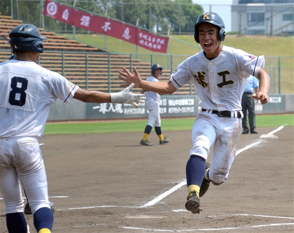 6回に先制のホームを踏む今村選手 444